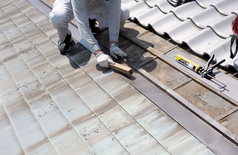 瓦の破損や漆喰の剥がれなど住まいの修理を行います | 座間市周辺で屋根工事をお探しなら丁寧な株式会社相模修建
